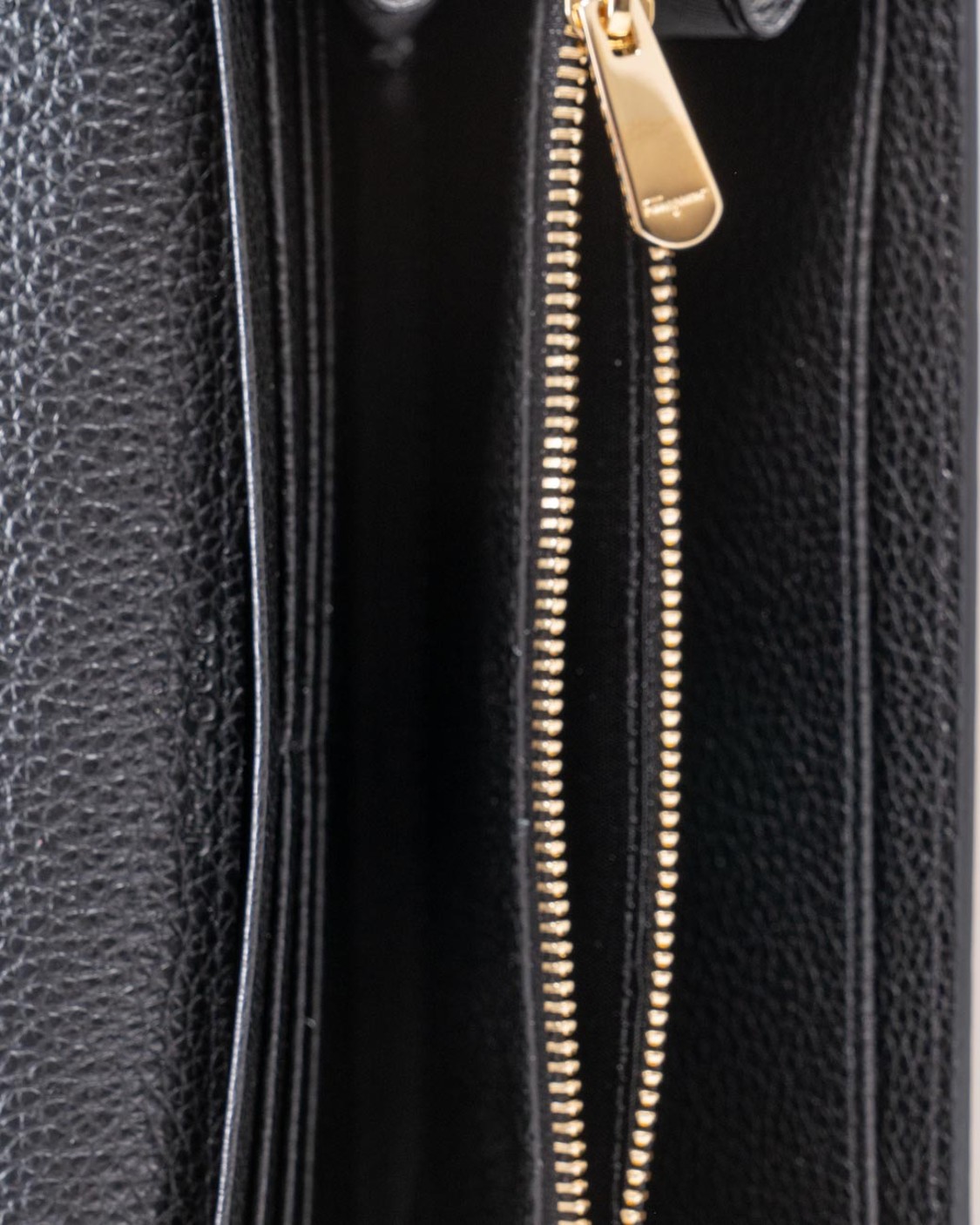 shop SALVATORE FERRAGAMO  Borsina: Salvatore Ferragamo portafoglio con tracolla.
Portafoglio in vitello martellato, completato da catenella metallica per indossarlo anche come minibag. L'interno è funzionale e capiente, con fessure e comparti per carte e banconote, tasca centrale con zip per le monete.
Finitura dorata.
Altezza 10.5 CM, lunghezza 19.0 CM, profondità 3.5 CM.
Composizione: 100% pelle.
Made in Italy.. 220636-770374 number 5809844